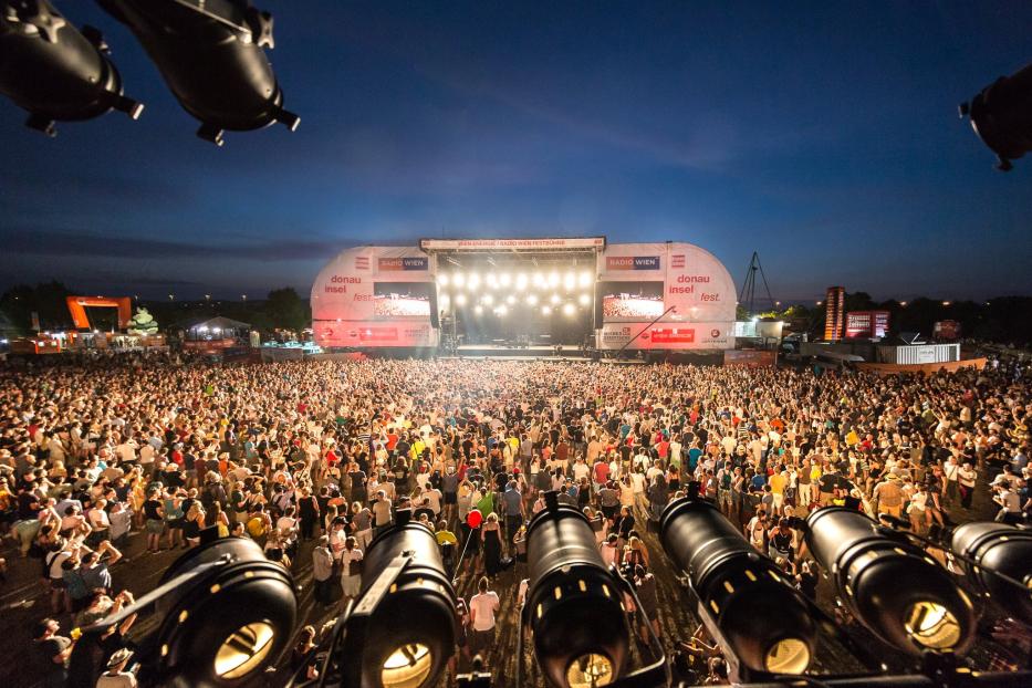 Eine große Menschenmenge besucht das Donauinselfest in Wien.