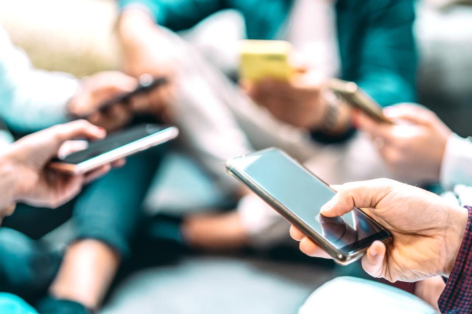 Nahaufnahme von Personen, die Smartphones benutzen und Fotos in sozialen Netzwerken teilen.