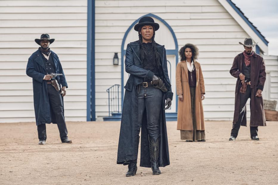 Regina King steht mit drei weiteren Darstellern vor einer Kirche in einer Szene aus „The Harder They Fall“.