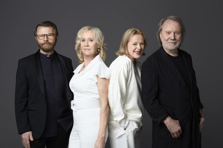 Die schwedische Popgruppe ABBA steht vor einem grauen Hintergrund.