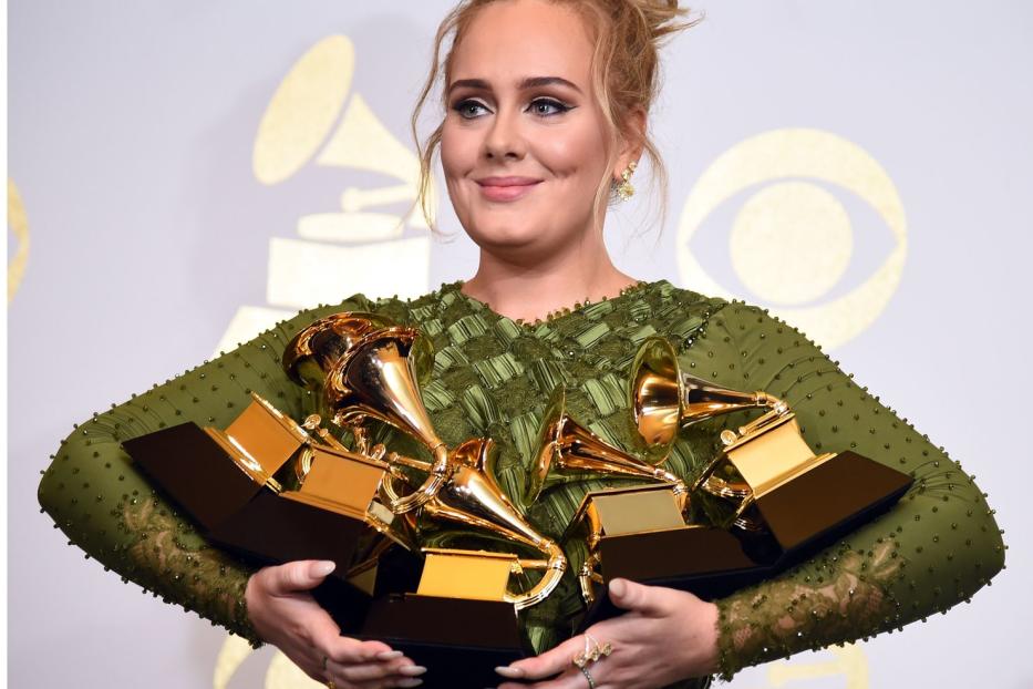 Adele hält mehrere Grammy Awards in ihren Armen.