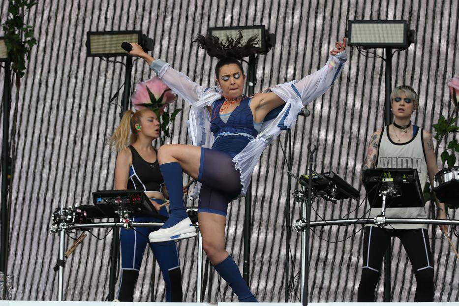 Eine Sängerin tritt mit ihrer Band auf dem Glastonbury Festival auf.