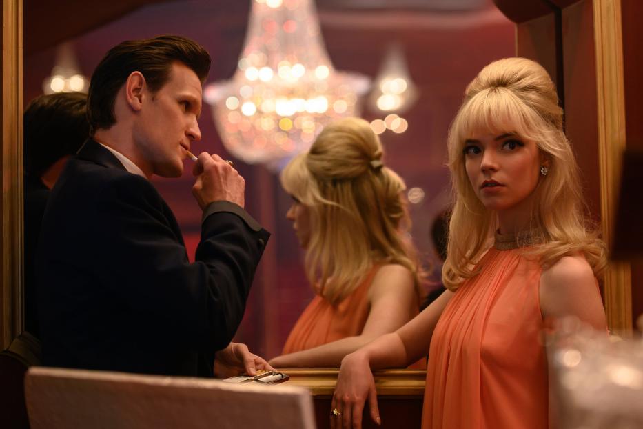 Anya Taylor-Joy und Matt Smith in einer Szene, möglicherweise aus einem Film im Stil der 1960er Jahre.