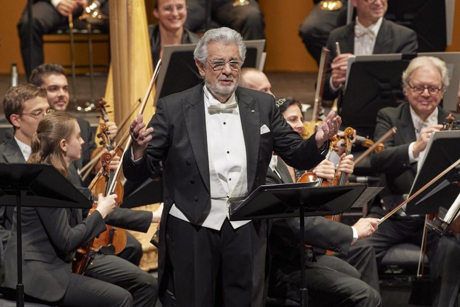 Plácido Domingo dirigiert ein Orchester.