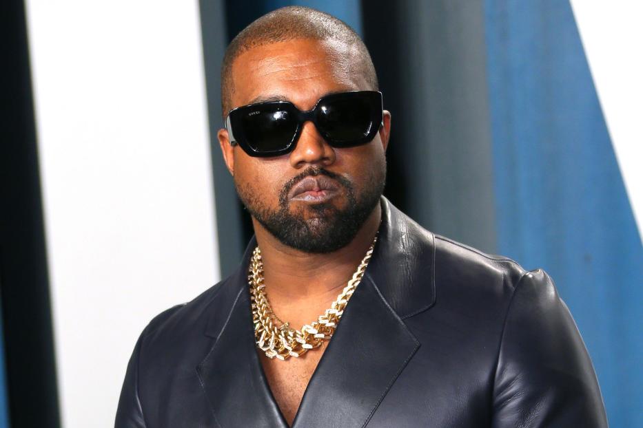 Kanye West mit Sonnenbrille und goldener Halskette.