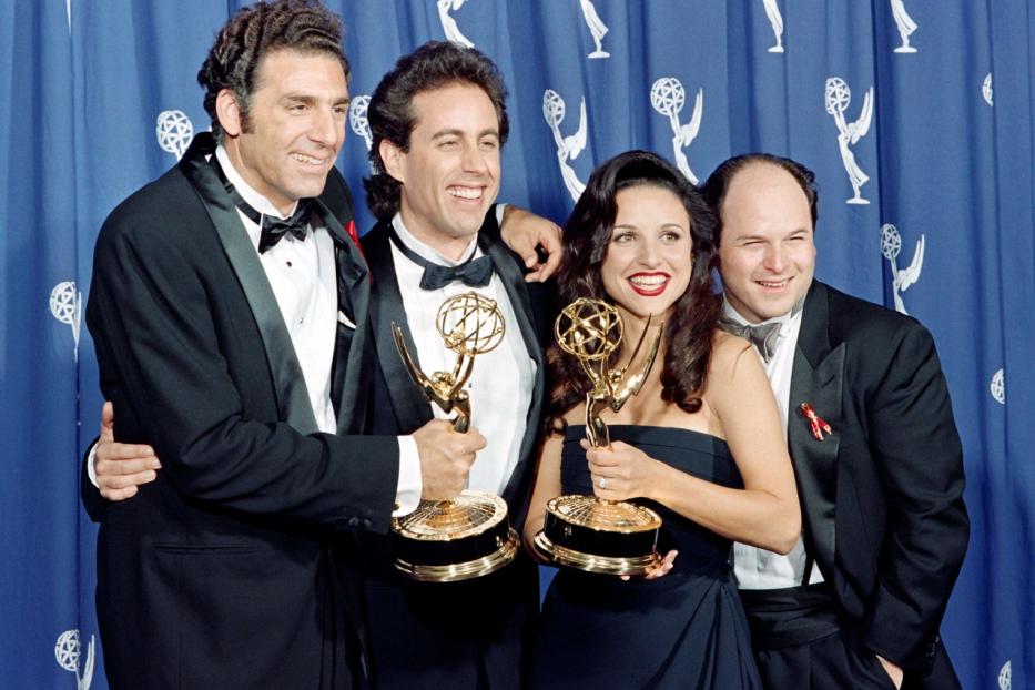 Die Besetzung von „Seinfeld“ hält ihre Emmy Awards in den Händen.
