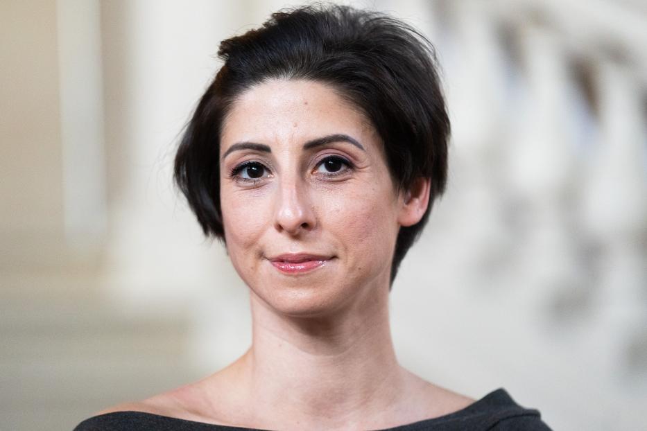 Porträt einer Frau mit dunklen, kurzen Haaren.