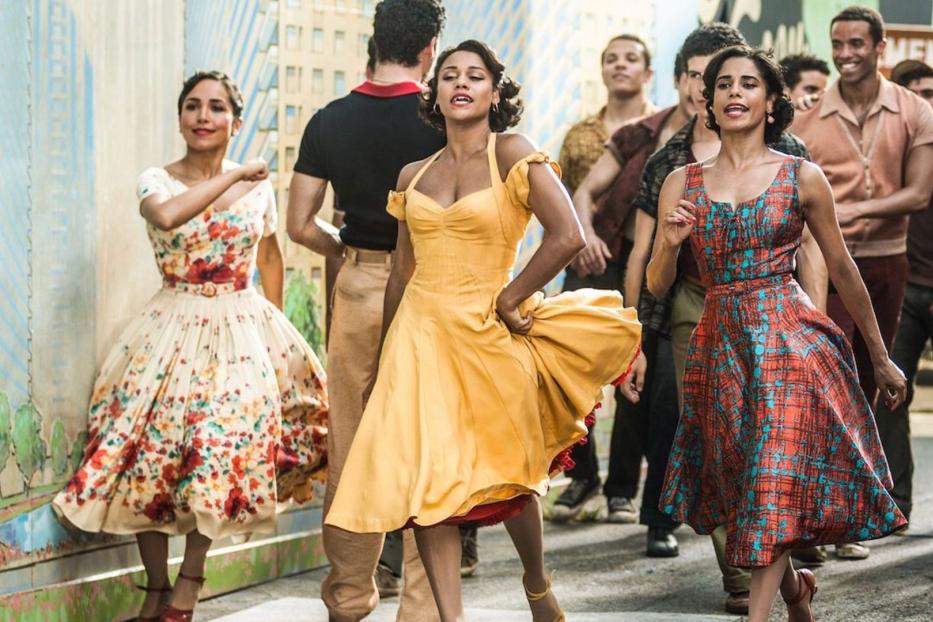 Szene aus dem Film „West Side Story“ mit tanzenden Frauen in farbenfrohen Kleidern.