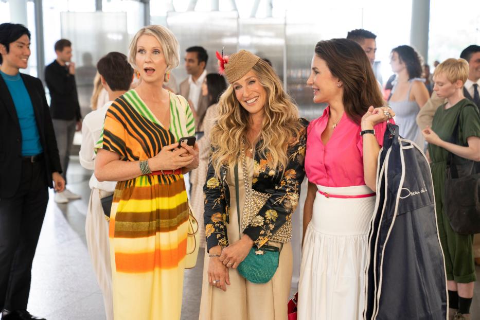 Die Schauspielerinnen Sarah Jessica Parker, Cynthia Nixon und Kristin Davis am Set von „And Just Like That…“.