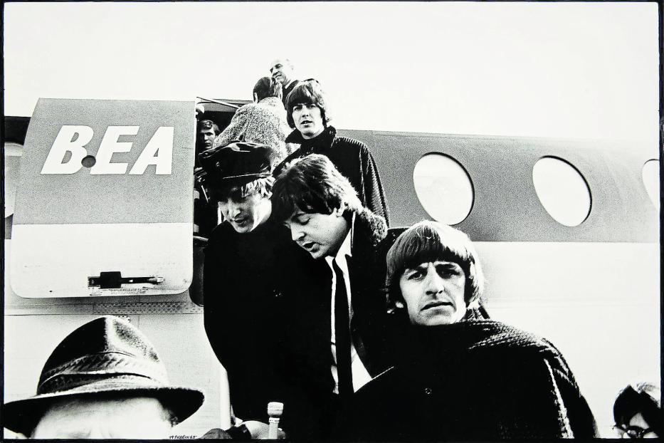 Die Beatles steigen aus einem Flugzeug der British European Airways.