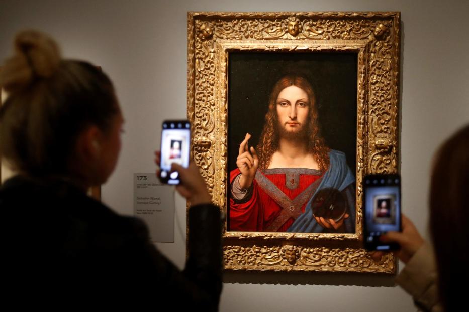 Besucher fotografieren das Gemälde „Salvator Mundi“ in einer Kunstausstellung.