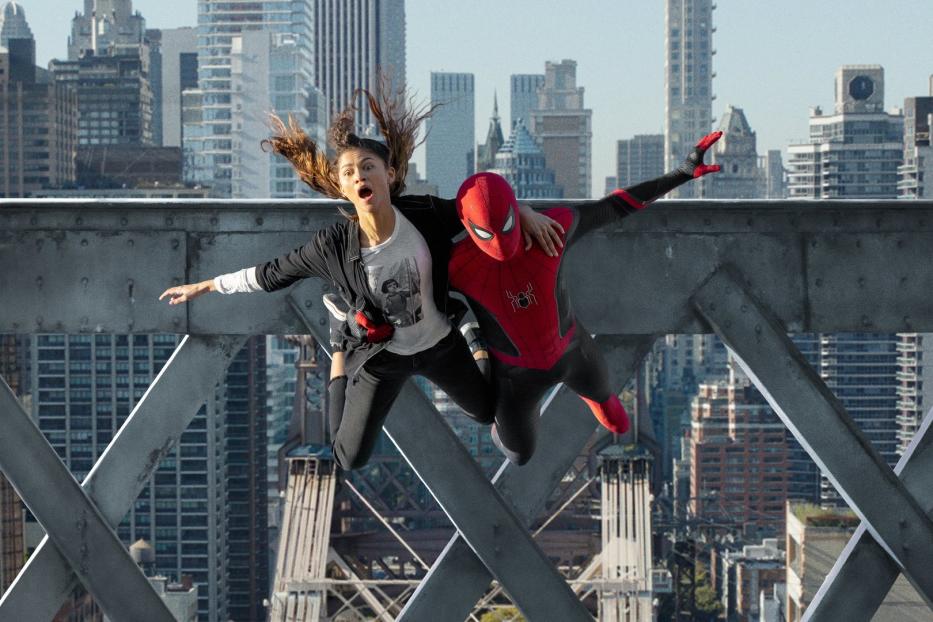 Spider-Man rettet MJ vor dem Sturz von einer Brücke in einer Szene, die vor einer Skyline spielt.