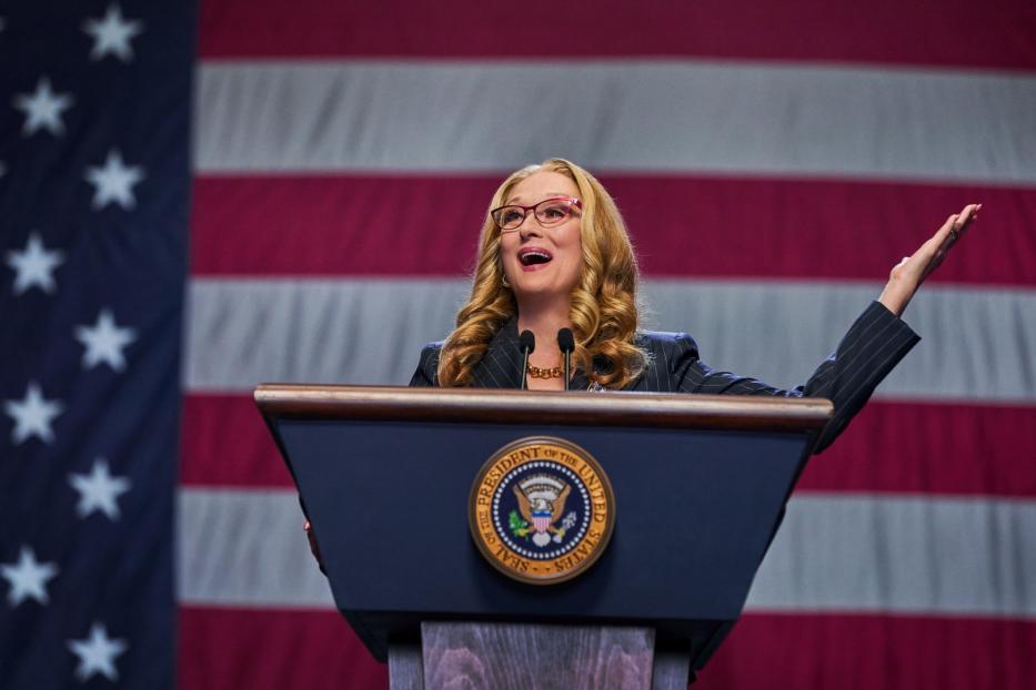 Meryl Streep hält eine Rede vor einer amerikanischen Flagge.