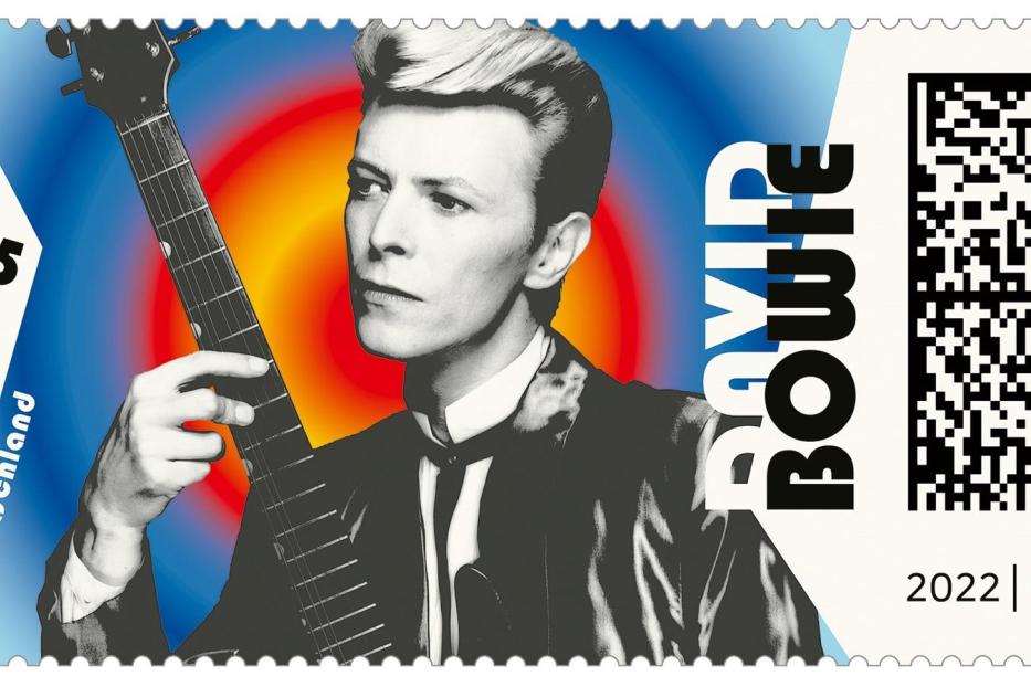Eine deutsche Briefmarke aus dem Jahr 2022 mit einem Porträt von David Bowie.