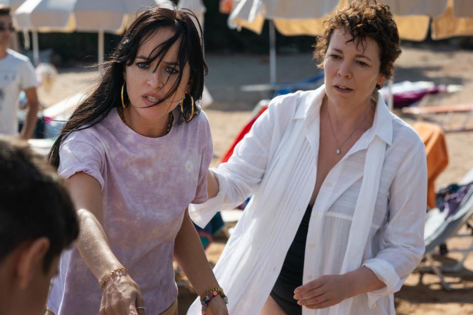 Dakota Johnson und Olivia Colman in einer Szene am Strand.