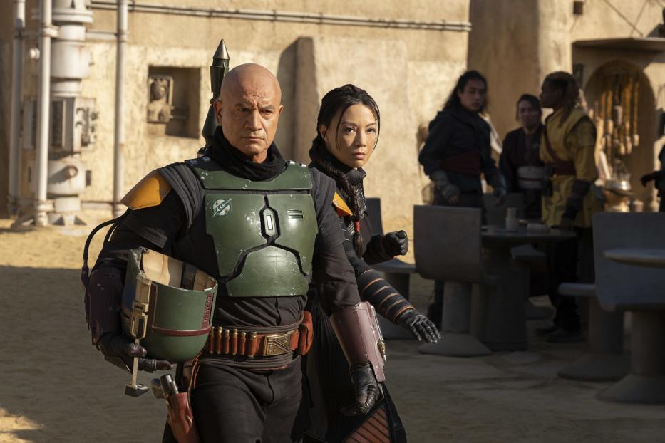 Boba Fett und Fennec Shand gehen durch eine Wüstenstadt.