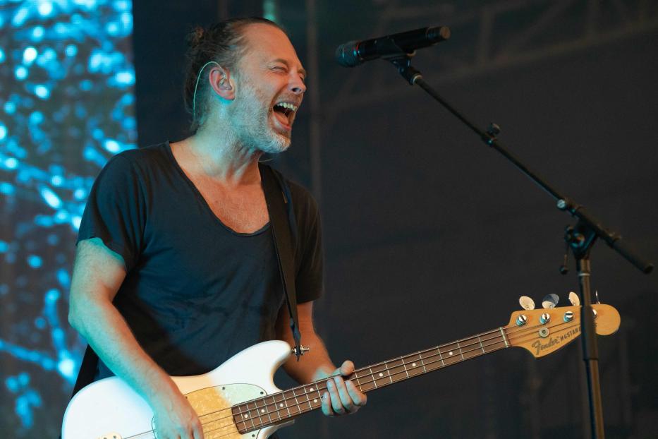 Thom Yorke spielt Bass und singt auf einem Festival.