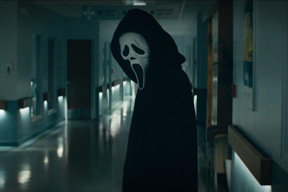 Ghostface steht in einem dunklen Krankenhausflur.
