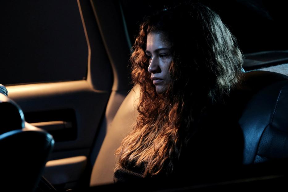 Zendaya sitzt mit traurigem Blick im Auto.