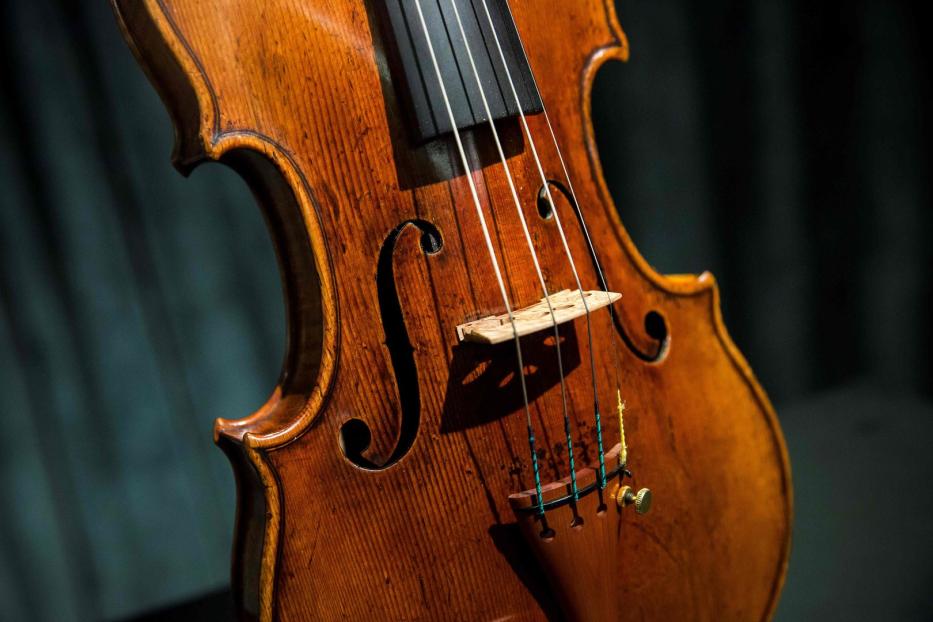 Nahaufnahme einer Geige, die die Details des Instruments zeigt.