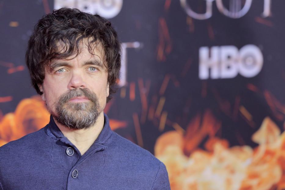 Porträt von Peter Dinklage vor einem „Game of Thrones“-Hintergrund.