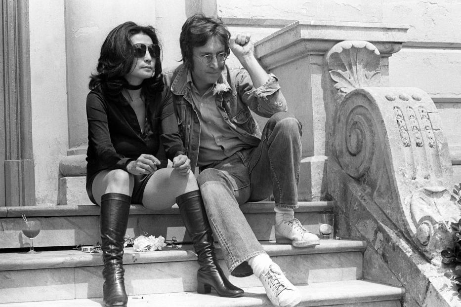 John Lennon und Yoko Ono sitzen auf einer Treppe in Dänemark.