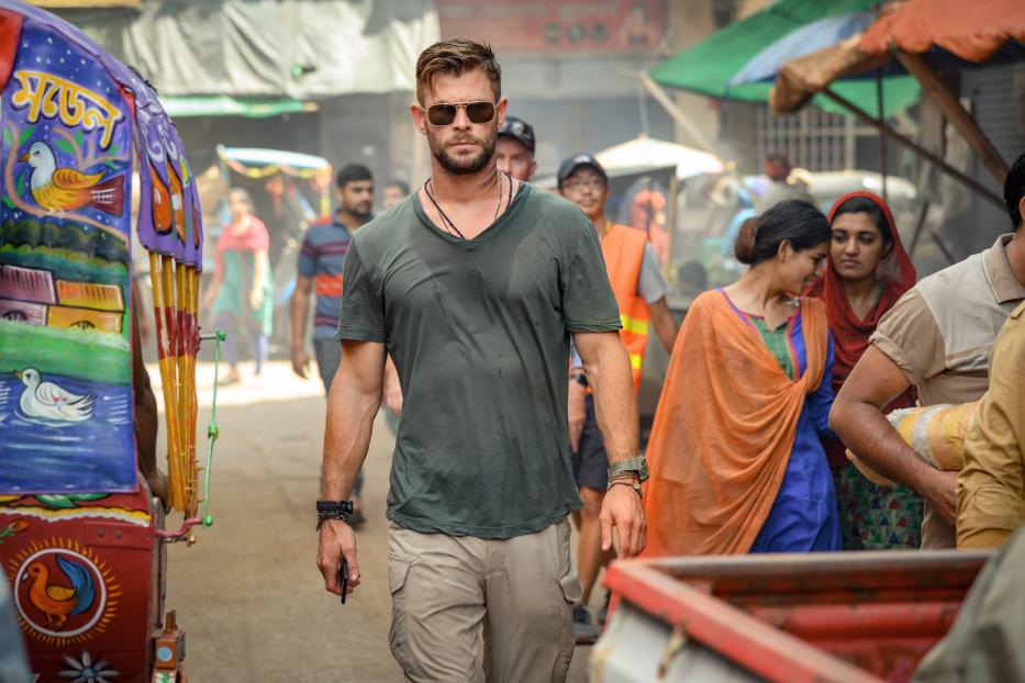 Chris Hemsworth geht durch eine belebte Straße in Dhaka, Bangladesch.