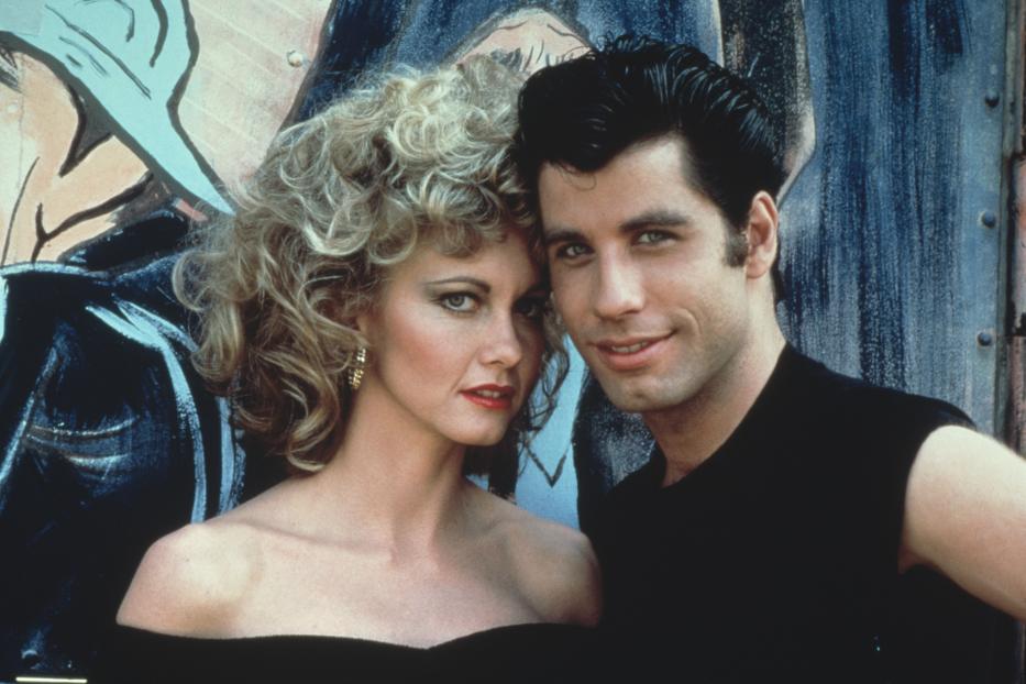 Olivia Newton-John und John Travolta posieren für ein Foto.