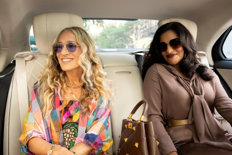 Sarah Jessica Parker und Sarita Choudhury sitzen in einem Auto.