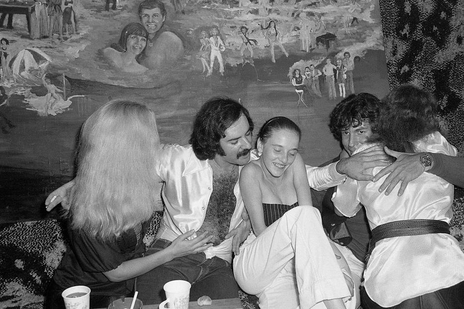 Eine Gruppe von Menschen sitzt in Plato's Retreat, einem Swingerclub in New York.