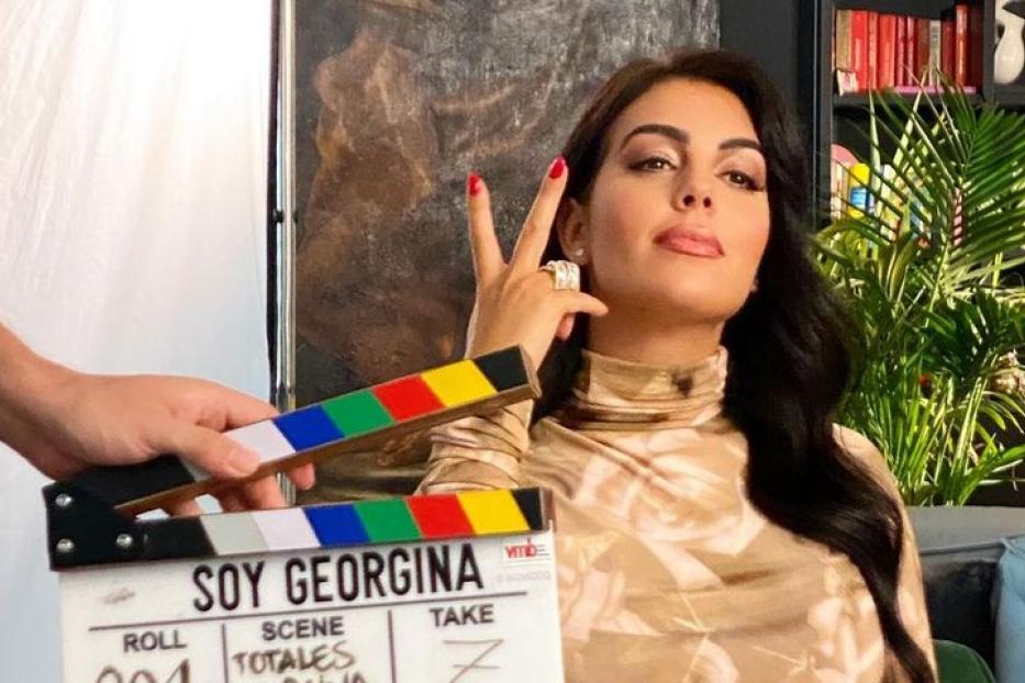Georgina Rodríguez posiert mit einer Filmklappe für die Dreharbeiten zu „Soy Georgina“.