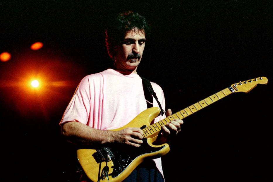 Der Rockmusiker Frank Zappa im Warner Theater in Washington D.C. im Jahr 1988.