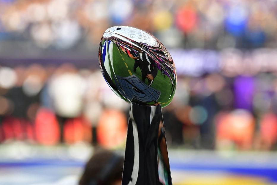 Nahaufnahme der Vince Lombardi Trophy vor einem verschwommenen Hintergrund.