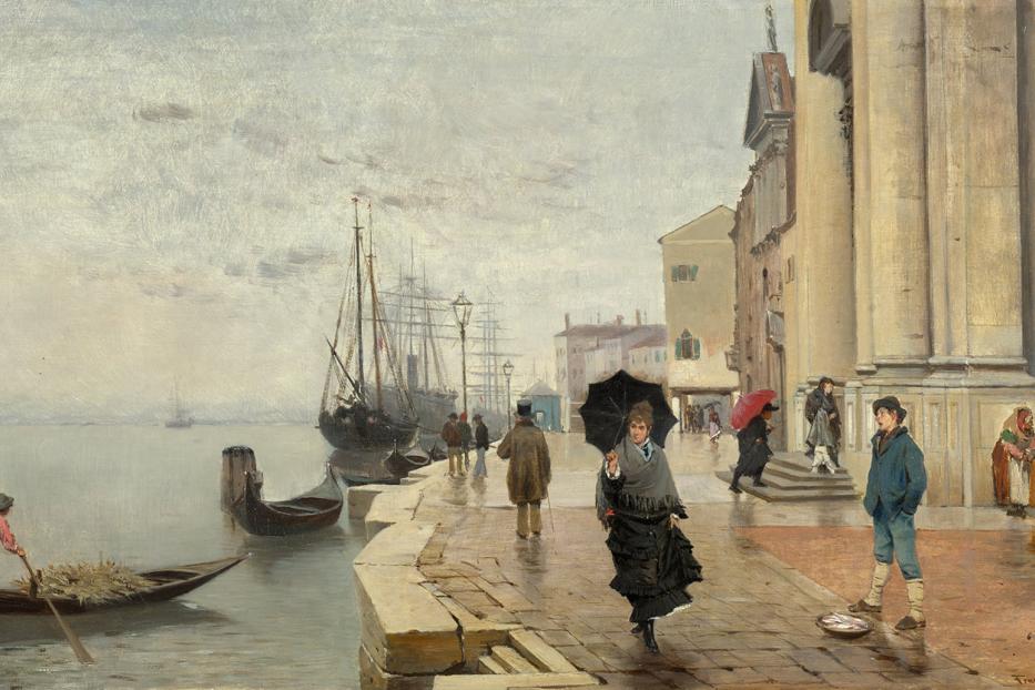 Eine belebte Szene an einem regnerischen Tag in Venedig mit Booten und Passanten.