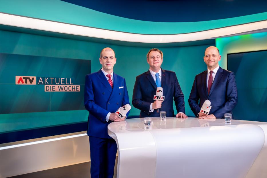 Drei Männer im Studio von „ATV Aktuell – Die Woche“.
