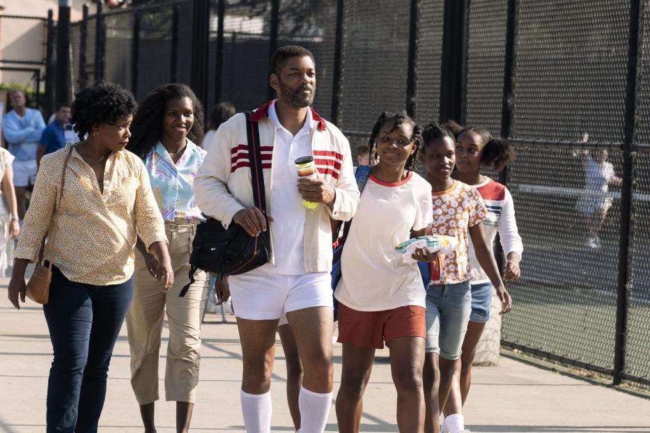 Will Smith geht mit seiner Familie auf einem Tennisplatz in „King Richard“.