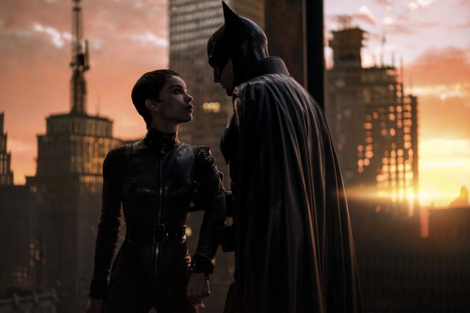 Batman und Catwoman stehen vor der Skyline von Gotham City.