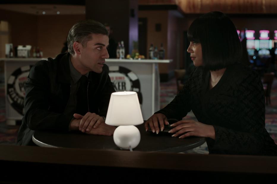 Oscar Isaac und Tiffany Haddish sitzen an einem Tisch in einem Kasino.