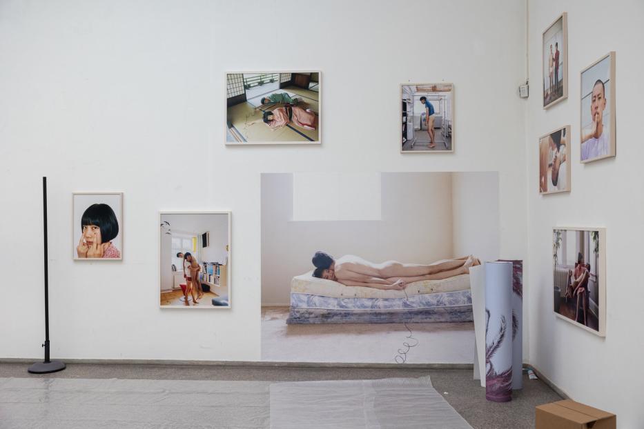 Eine Ausstellung mit Fotografien von Pixy Liao an einer weißen Wand.