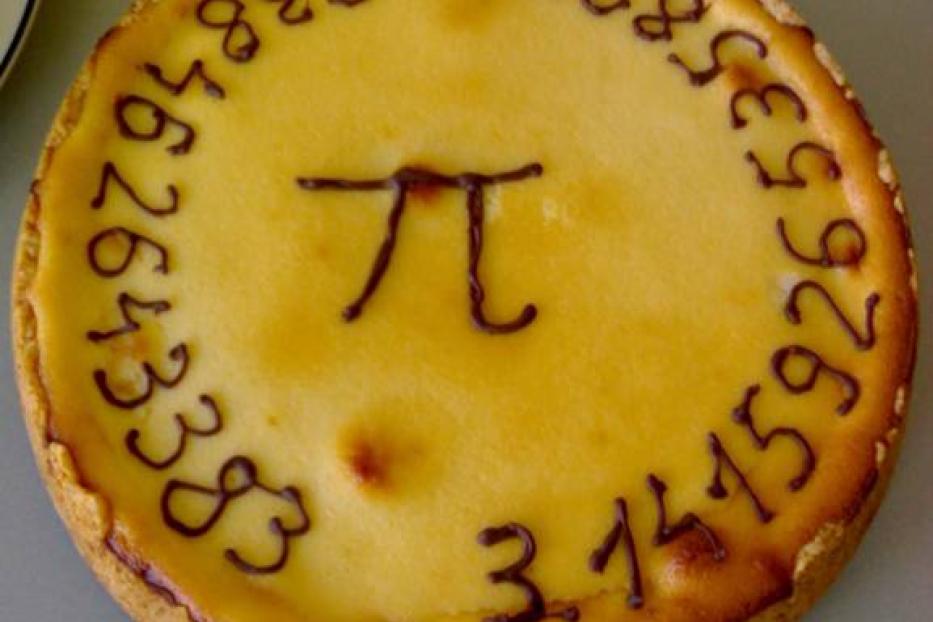 Ein Käsekuchen ist mit dem Pi-Symbol und den ersten Ziffern von Pi verziert.