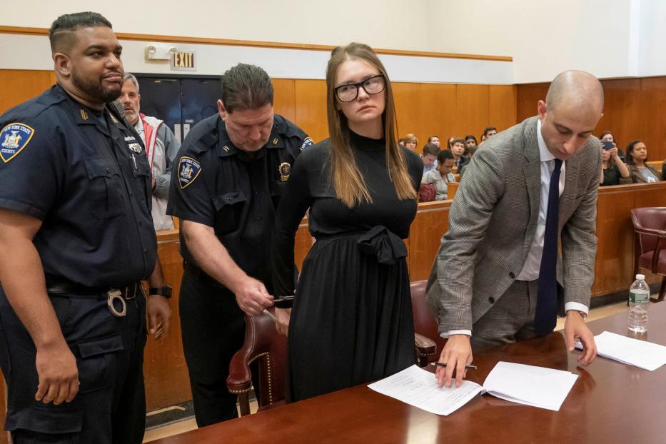 Anna Sorokin, in Handschellen, steht im Gerichtssaal zwischen zwei Justizbeamten.