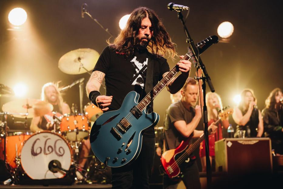 Dave Grohl spielt Gitarre während eines Auftritts mit den Foo Fighters.