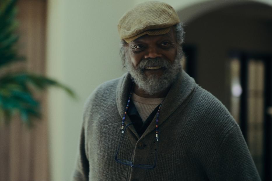 Samuel L. Jackson lächelt mit Bart und Schirmmütze in die Kamera.