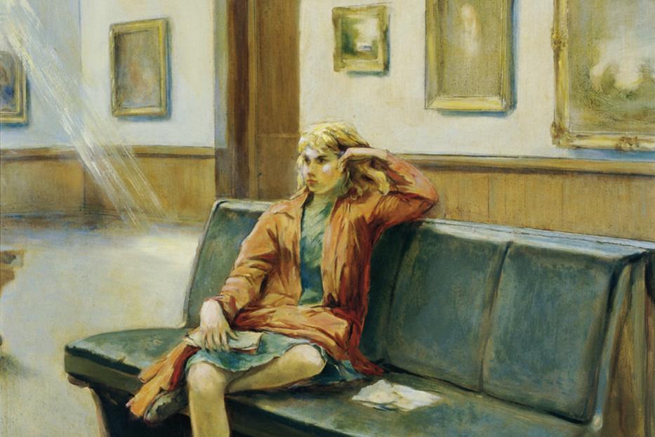 Eine junge Frau sitzt auf einer Bank in einem Museum vor mehreren Gemälden.