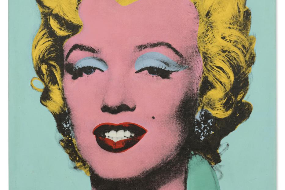 Ein Pop-Art-Porträt von Marilyn Monroe mit gelbem Haar und hellblauen Augen auf türkisfarbenem Grund.