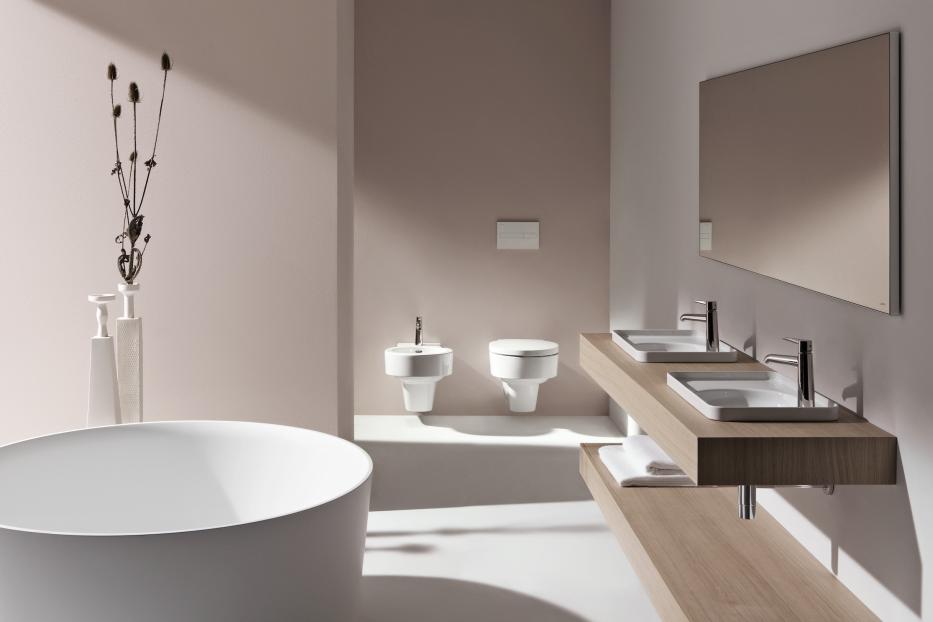 Ein modernes Badezimmer mit Badewanne, Bidet, Toilette und Doppelwaschbecken.