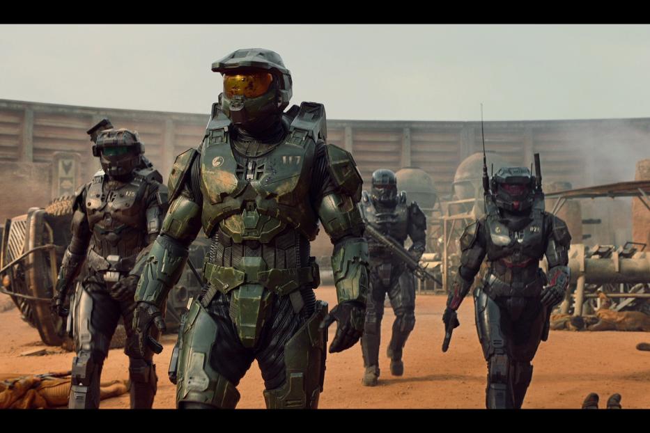 Eine Gruppe von Spartan-Soldaten in Rüstung steht in einer Wüstenumgebung.