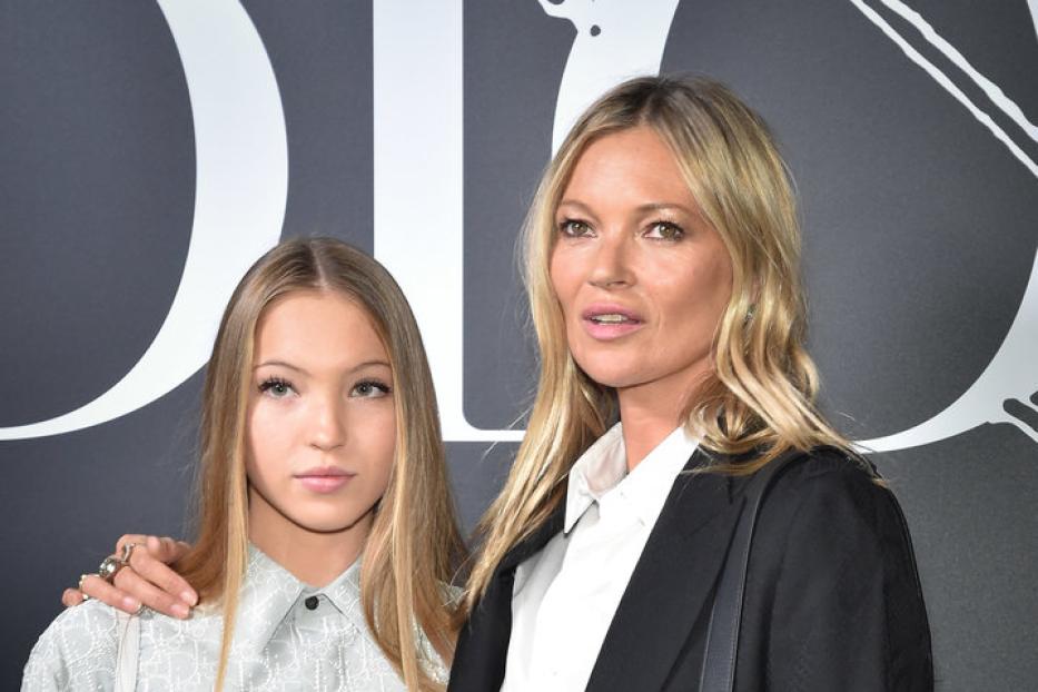 Kate Moss posiert mit ihrer Tochter Lila Grace Moss für ein Foto.