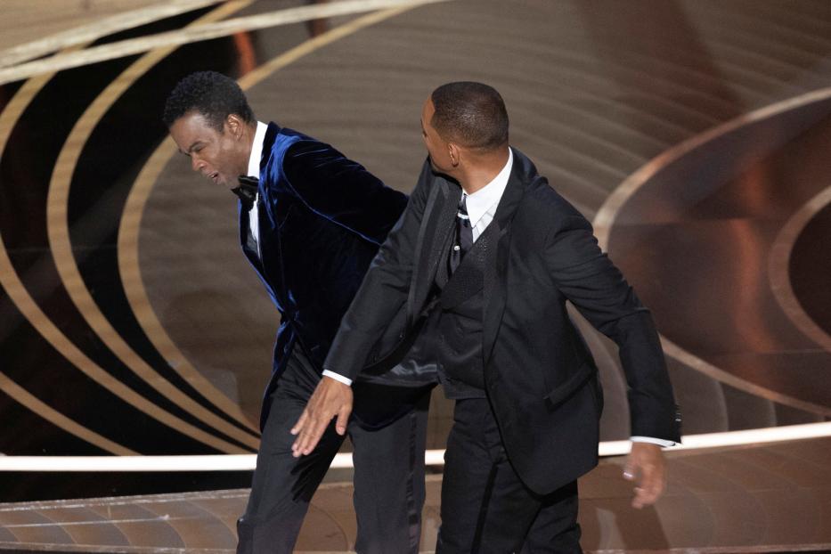 Will Smith schlägt Chris Rock während der Oscar-Verleihung.