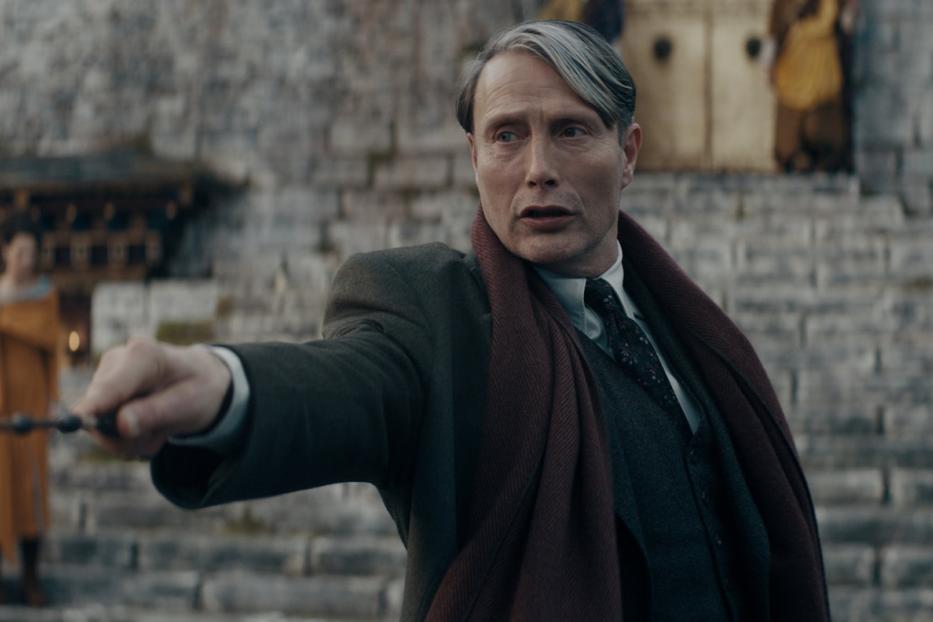 Mads Mikkelsen als Gellert Grindelwald mit Zauberstab in „Phantastische Tierwesen: Dumbledores Geheimnisse“.